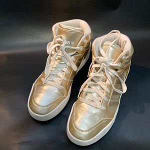 Gold color NEO Label Adidas in very good used condition. Size 8.